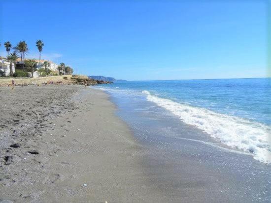 1 Bedroom Beachfront Apartment At Torecilla Beach 内尔哈 外观 照片